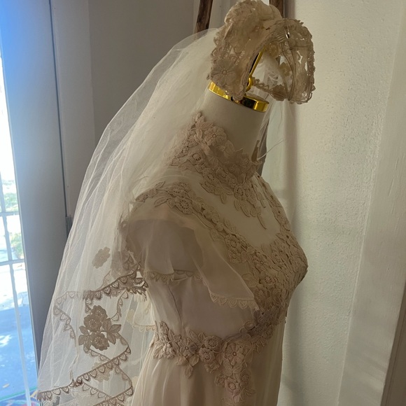 Stunning Vintage High Neck Floral Lace Ivory Wedding Dress XS with Veil - Picture 11 of 16